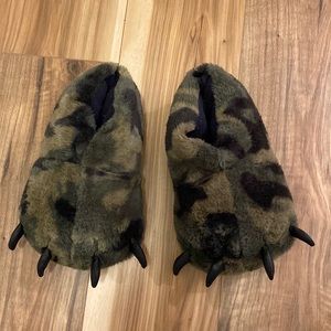 💥5 for $18💥 Dino Slippers kids XL (3-4) Old Navy